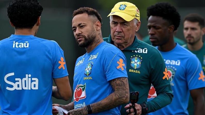Carlo Ancelotti e Neymar, em treino da Seleção — Foto: Mauro Pimentel/AFP