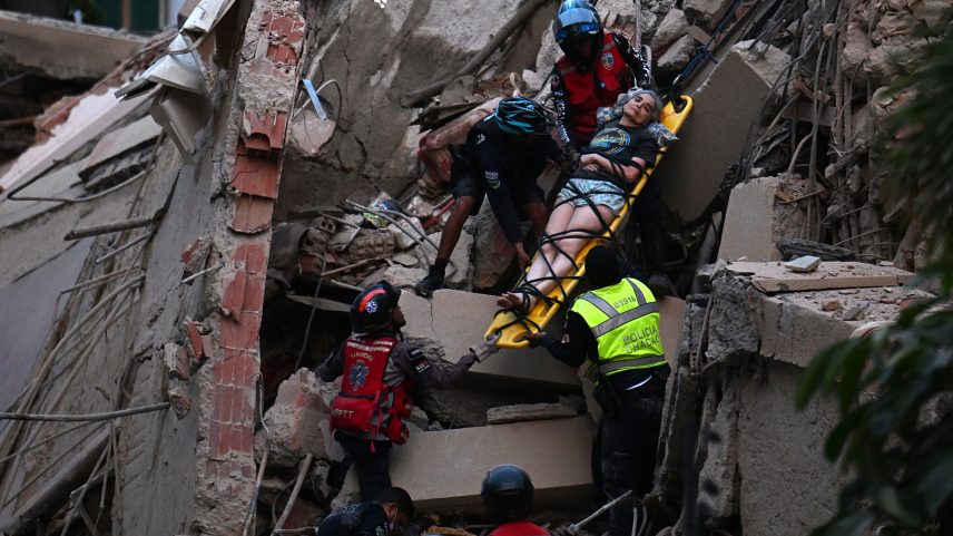 Equipes de resgate retiram mulher ferida de escombros de prédio que desabou em, Caracas, após terremoto — Foto: Juan Barreto/AFP