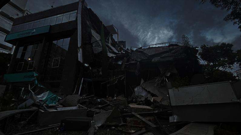 Pessoas correm no principal aeroporto da Venezuela durante terremoto