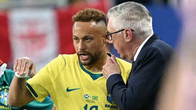 Neymar conversa com Carlo Ancelotti antes de entrar em Brasil x Escócia — Foto: Chandan Khanna/AFP