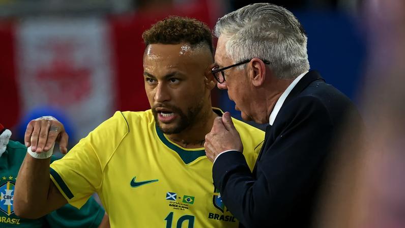 Neymar conversa com Carlo Ancelotti antes de entrar em Brasil x Escócia — Foto: Chandan Khanna/AFP