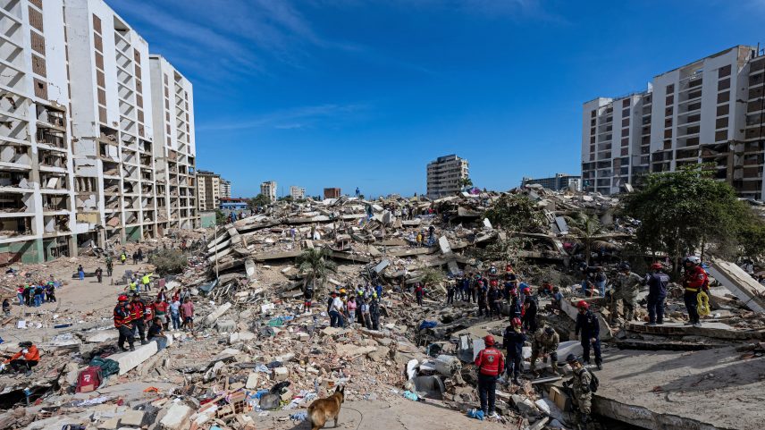 Equipes de resgate em busca de sobreviventes em meio a escombros de prédios em La Guaira, na Venezuela, em 28 de junho de 2026. — Foto: Miguel Medina/Pool/AFP