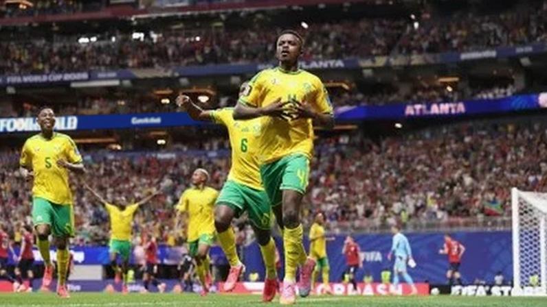 Teboho Mokoena comemora gol contra a Tchéquia