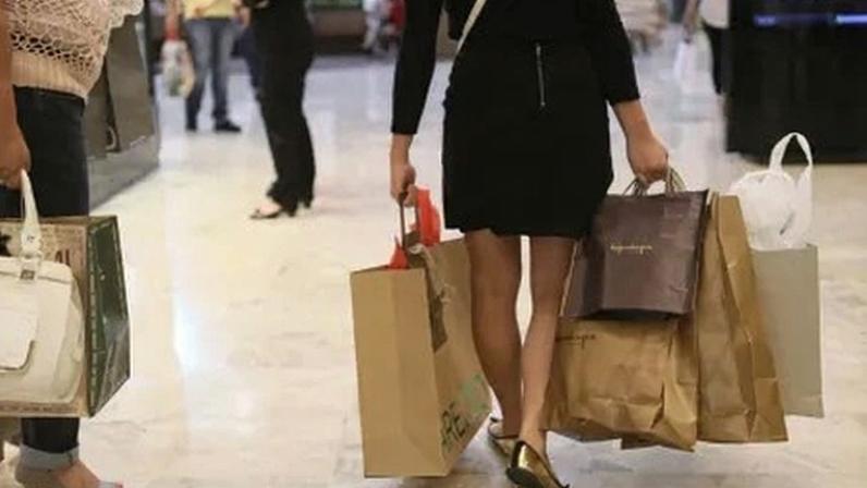Consumidores lotam shoppings de SP