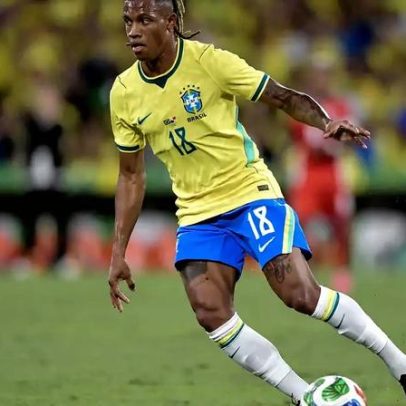 Danilo Santos usa roupa emprestada para assinar 1º contrato na Seleção