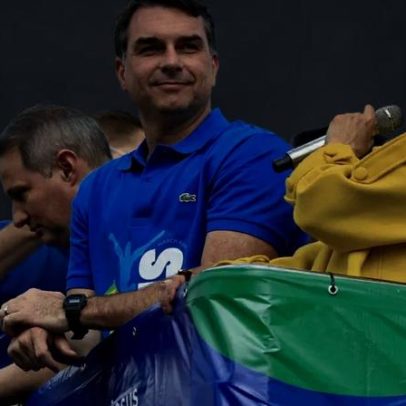Flávio Bolsonaro visita Bolsonaro antes de jogo da seleção na Copa