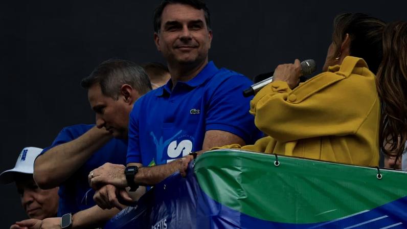 Flávio Bolsonaro durante a 34ª Marcha para Jesus na cidade de São Paulo