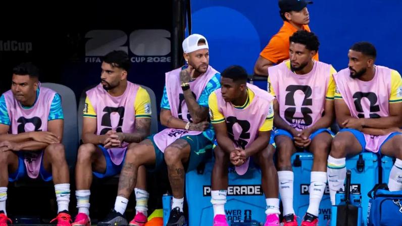 Neymar e Endrick ficaram sentado lado a lado no banco de reserva
