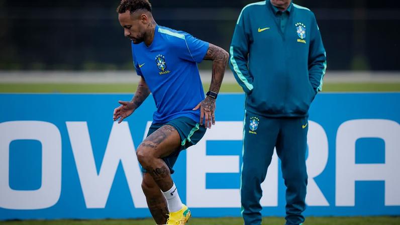 Ancelotti observa Neymar durante o treinamento