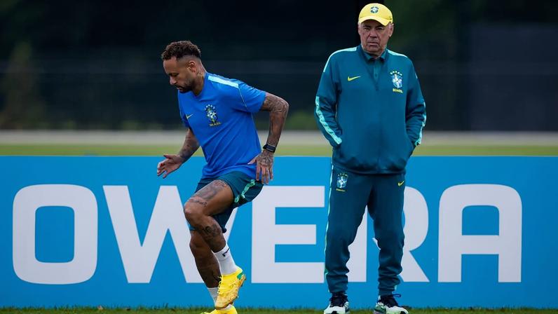 Ancelotti observa Neymar durante o treinamento