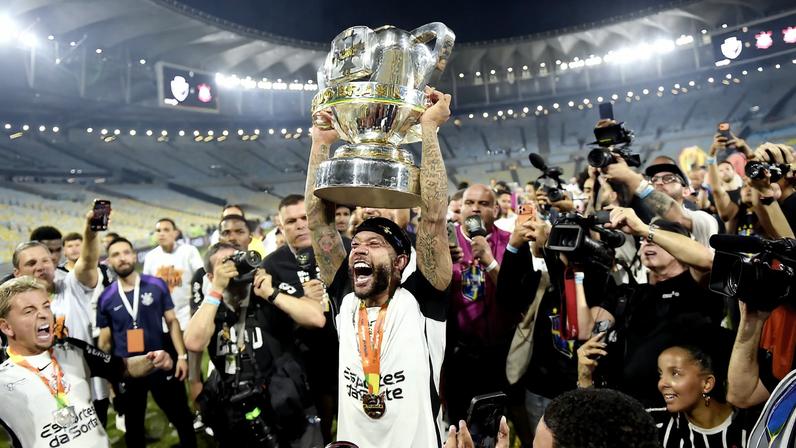 Memphis comemora o título da Copa do Brasil pelo Corinthians — Foto: Alexandre Loureiro/AGIF