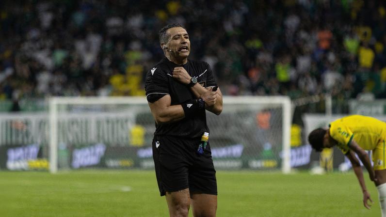 Arbitro Felipe Fernandes de Lima em Palmeiras x Chapecoense — Foto: Fernando Mendes/RP FOTOPRESS/AGIF
