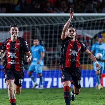 Vitória recebe premiação pelo título da Copa do Nordeste