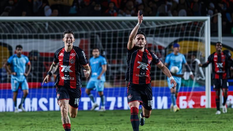 Vitória comemora título da Copa do Nordeste — Foto: Márcio José/AGIF