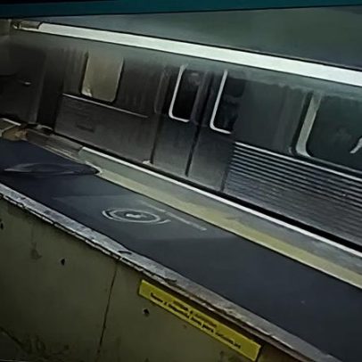 Vídeo registra agressão de homem contra mulher em estação de metrô