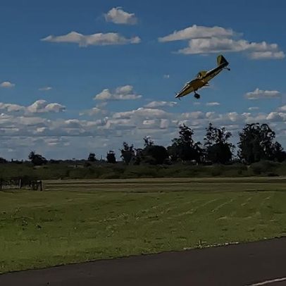 Avião agrícola faz pouso de emergência no RS; vídeo mostra o momento