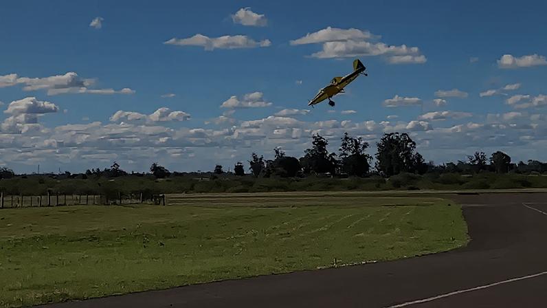 Avião agrícola faz pouso de emergência no RS; vídeo mostra o momento do impacto