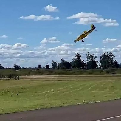 Avião agrícola faz pouso de emergência no RS; vídeo mostra o momento do impacto