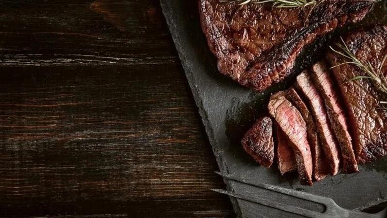 Corte de carne bovina assada no prato