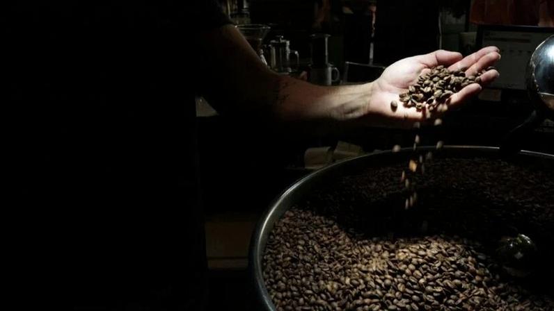 Grãos de café recém-torrados em uma cafeteria em São Paulo, Brasil, em 3 de dezembro de 2025