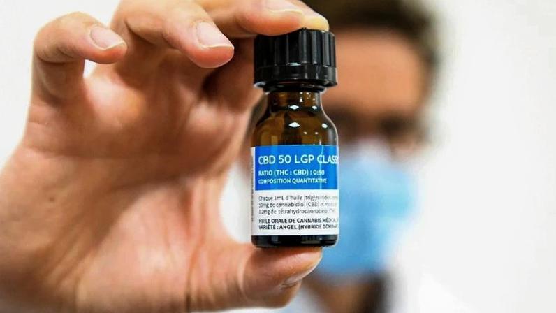 Detalhe de medicamento a base de canabidiol