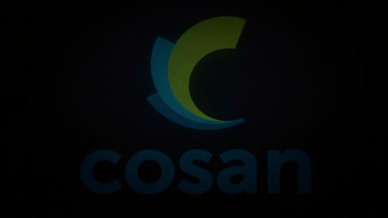 Logotipo da Cosan em uma tela no pregão da B3, São Paulo, Brasil, em 25 de julho de 2019