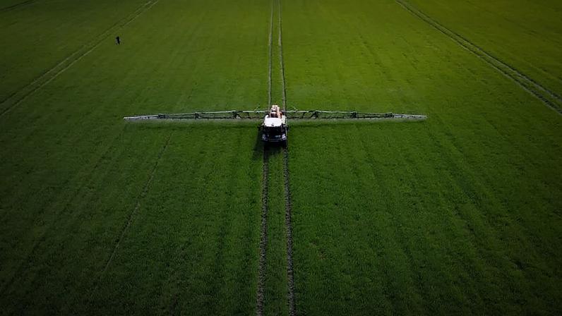 Agricultor francês aplica bioestimulante agrícola em um campo de cevada em Arville 7 de maio de 2026