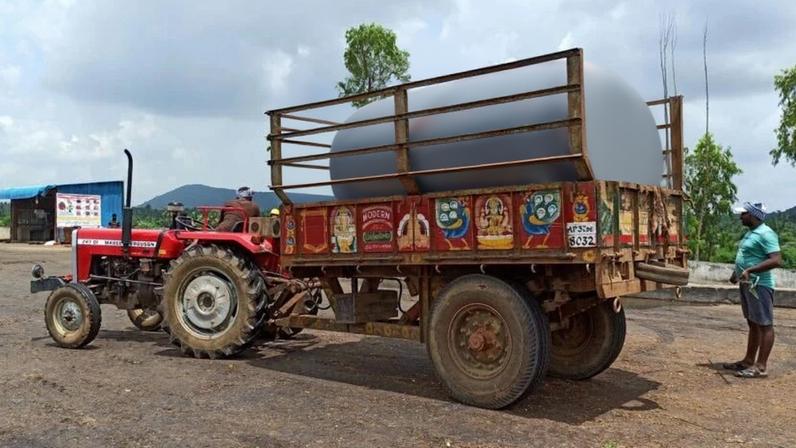 Cachos de dendê em uma usina em Dwaraka Tirumala, no sul da Índia