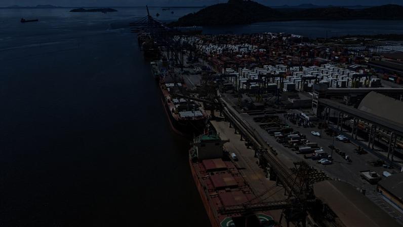 Imagem captada por um drone mostra navios graneleiros no porto de Paranaguá, no Paraná, Brasil, em 28 de março de 2026