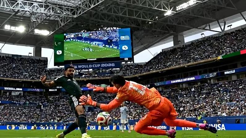 Al-Amri aproveitou rebote de Muslera para abrir o placar para a Arábia