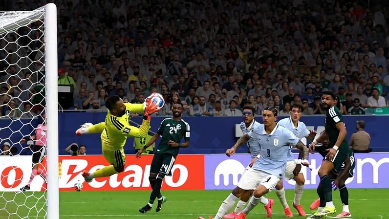 Al-Owais, goleiro da Arábia Saudita, em jogo contra o Uruguai — Foto: REUTERS/Marco Bello