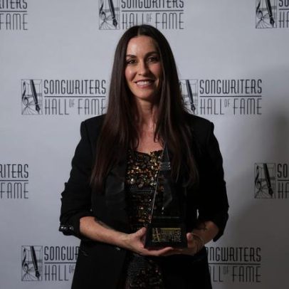 Ausência de Alanis Morissette na abertura da Copa intriga internautas