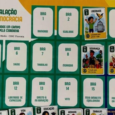 Professora lança álbum da Copa para ensinar democracia a estudantes
