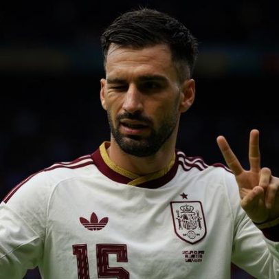 Espanha vence Uruguai, avança em 1º e elimina Uruguai após erro de Muslera