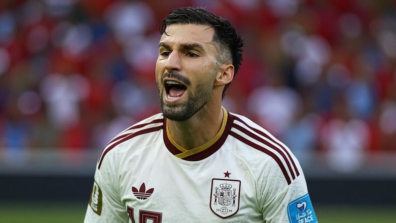Álex Baena, da Espanha, comemora gol contra o Uruguai na Copa do Mundo