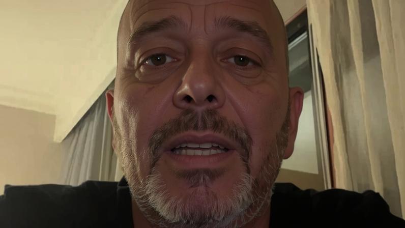 Alex Escobar quebra silêncio após passar mal ao vivo e revela resultado de exames