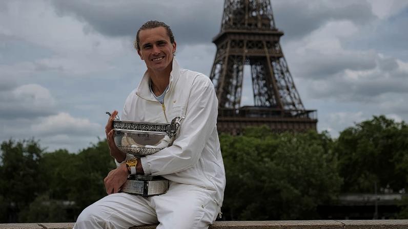 Alexander Zverev com o troféu de Roland Garros perto da Torre Eiffel, em Paris