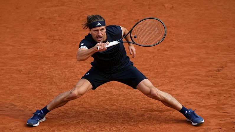 Alexander Zverev em ação durante a partida contra Mensik na semifinal de Roland Garros
