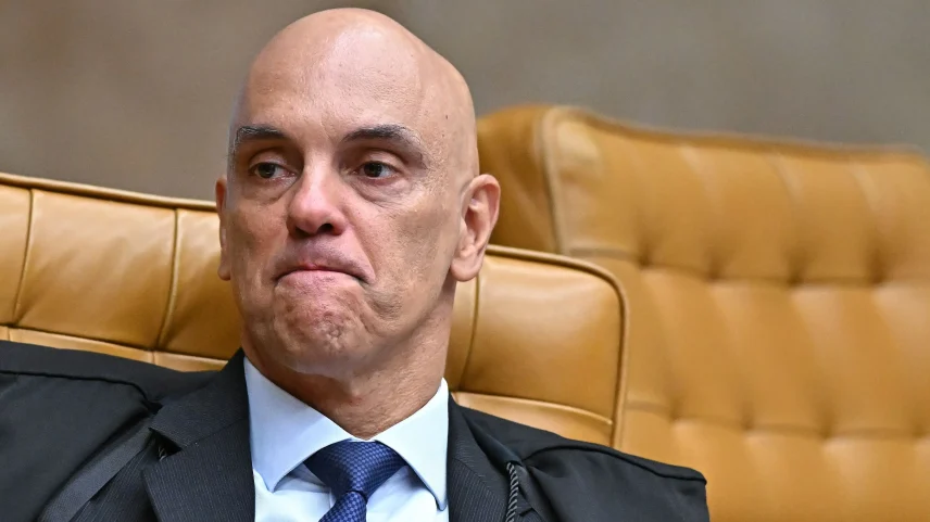 Alexandre de Moraes: atuação como vítima, relator e julgador em debate