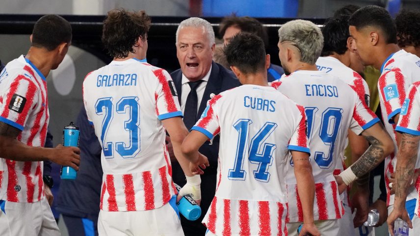 Gustavo Alfaro, técnico do Paraguai — Foto: Reuters/David Gonzales