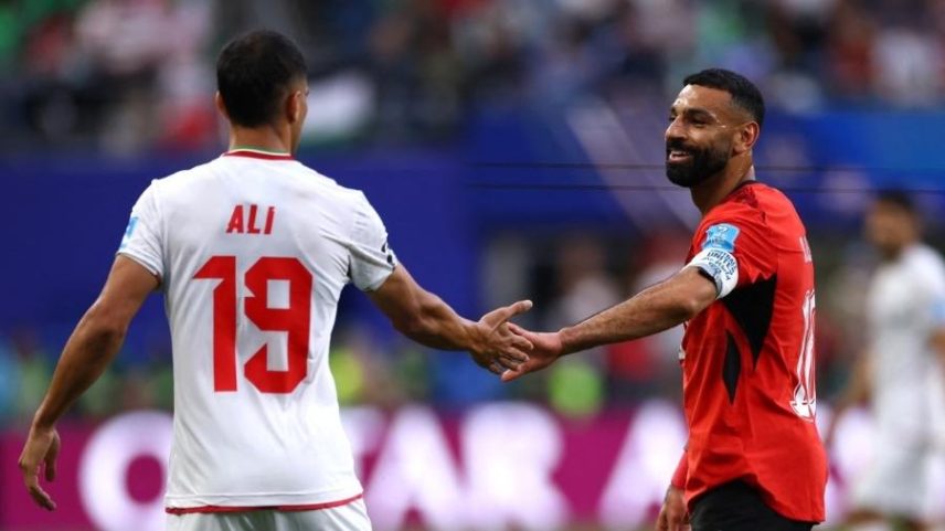 Ali Nemati e Mohamed Salah durante Egito x Irã na Copa do Mundo