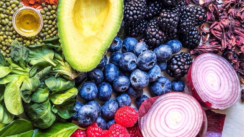 Entre as soluções naturais para o aumento da imunidade está a adaptação da dieta, integrando alimentos anti-inflamatórios — Foto: Nathalie Pellenkoft/GettyImages