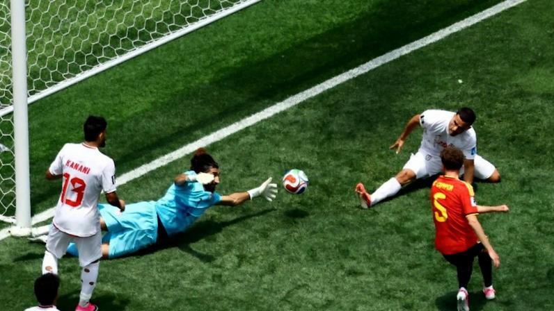 Alireza Beiranvand, do Irã, fez defesa espetacular durante jogo contra a Bélgica na Copa do Mundo