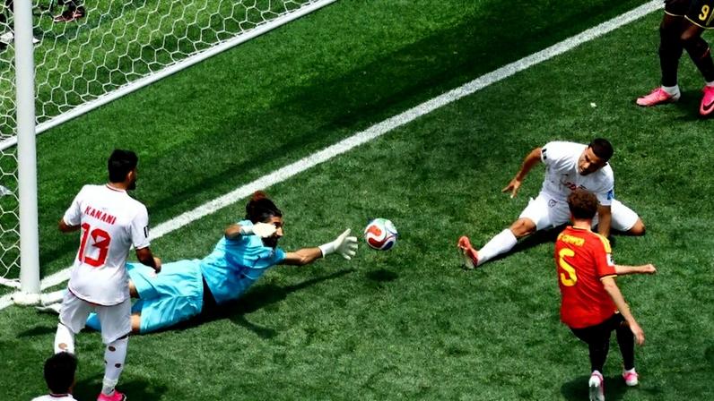Alireza Beiranvand, do Irã, fez defesa espetacular durante jogo contra a Bélgica na Copa do Mundo