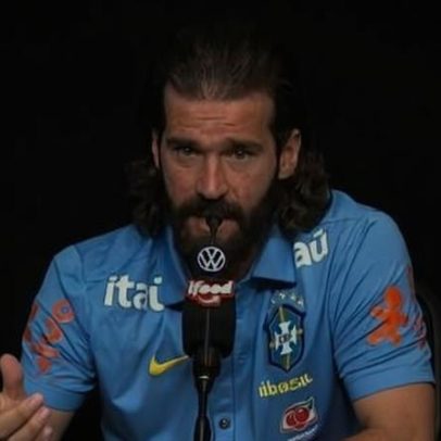 Alisson diz estar 100% e que é bom chegar questionado