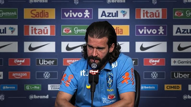 Alisson durante a entrevista coletiva nesta quinta-feira