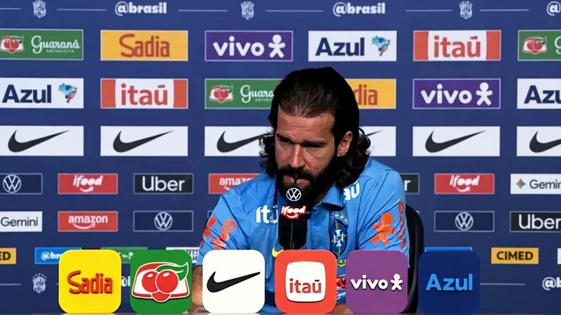 Alisson durante a entrevista coletiva nesta quinta-feira