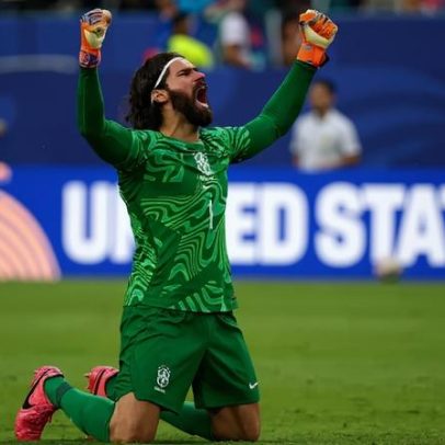 Alisson não vestiu o vermelho conforme previsão da FIFA