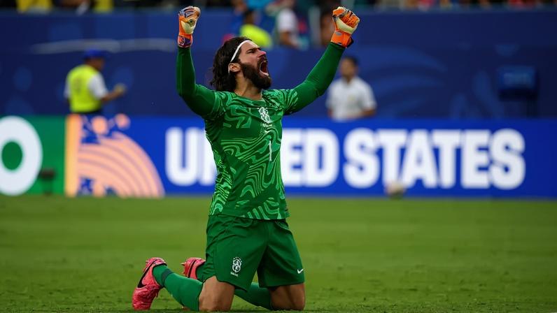 Alisson em partida contra a Escócia pela terceira roda da Copa.