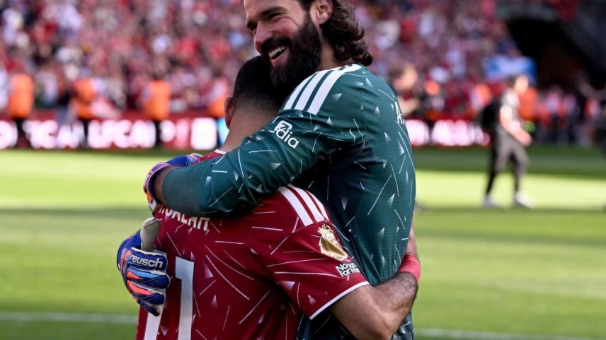 Alisson abraça Salah na despedida do egípcio com a camisa do Liverpool — Foto: Divulgação/Liverpool